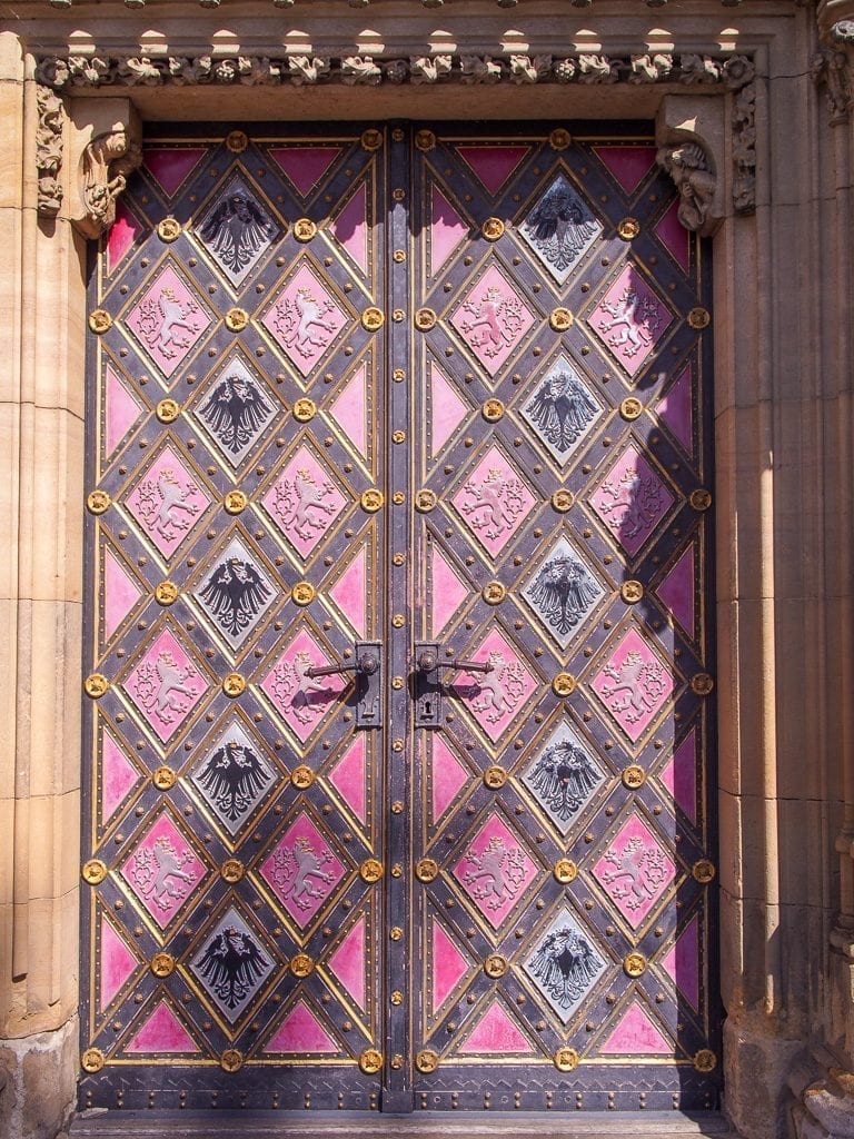 Vacker ytterdörr på kyrka St Peter och St Paul i Prag.