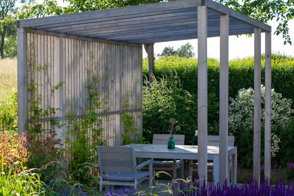 Pergola och spaljé i grånad  lärk. Konstruktioner är en del du lär dig mer om i fortsättningskursen i trädgårdsdesign.